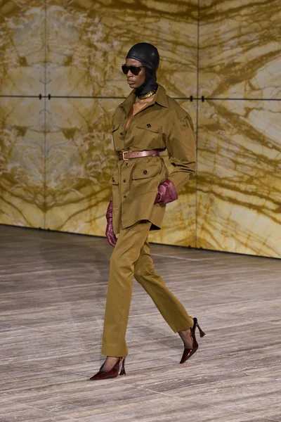 Look 15